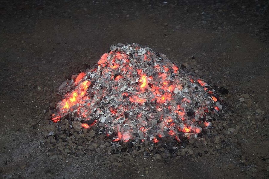 Пожарные призывают не выбрасывать тлеющую золу.
